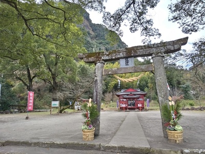 岩剱神社と城山遠景