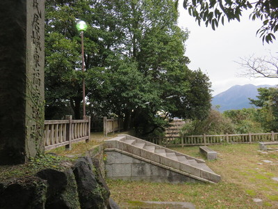 石碑と桜島