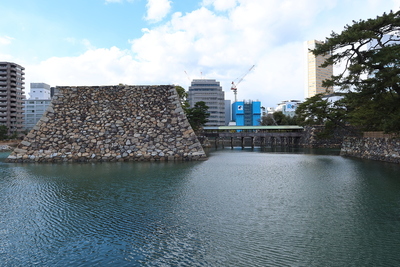 天守台と鞘橋