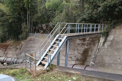 臼木ヶ峰城 墓地の奥から送水管を渡る橋