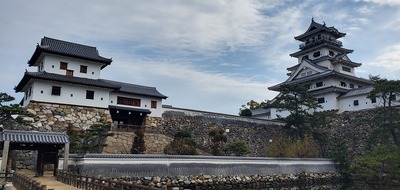 今治城 裏高麗門側より