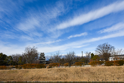 青空と冬の松本城