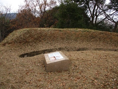 土塁と水溜め状遺構