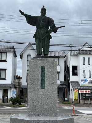 駅前に立つ織田信長公