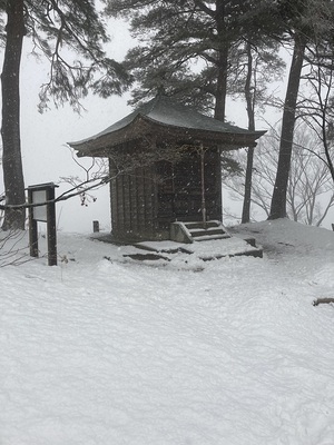 雪景色の毘沙門堂