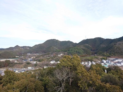 小倉山展望台から望む鉈尾山城