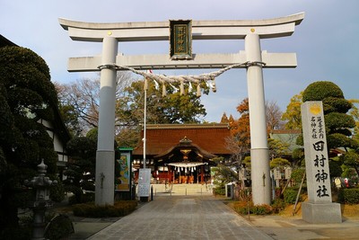 田村神社大鳥居と社殿