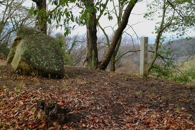 石碑と巨石（南側）