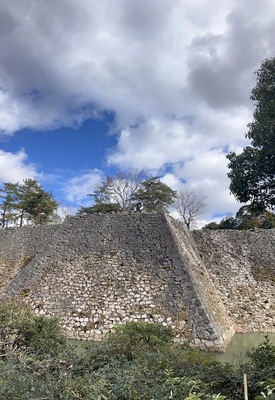 高石垣と天守を望む