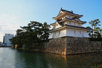 艮櫓（太鼓櫓跡）と水堀（南東側）