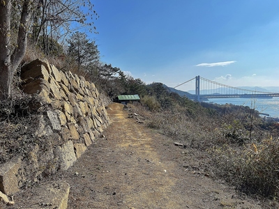 城址南側石垣と瀬戸大橋