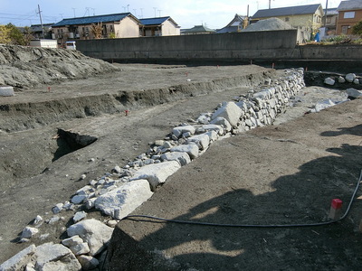 坂本城・石垣と並行した溝