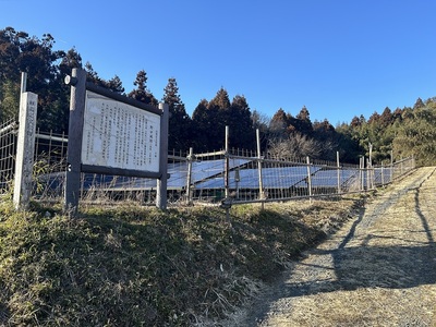 登城口の案内板と主郭