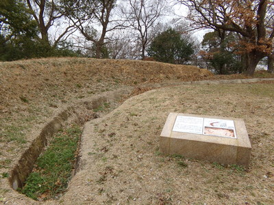 三城（さんのじょう）土塁と導水状遺構