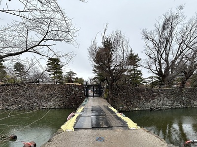 北裏門跡【左右で水堀の水位が違います】