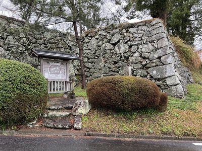田丸城の登上口､石垣と案内板です