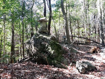 巨岩の上の祠