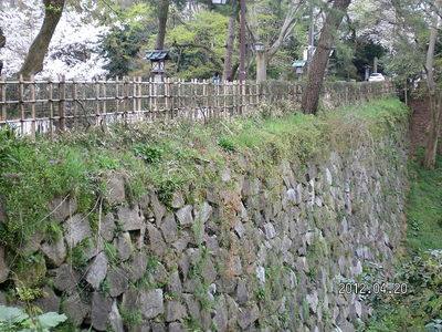 土橋の両側に見られる石垣
