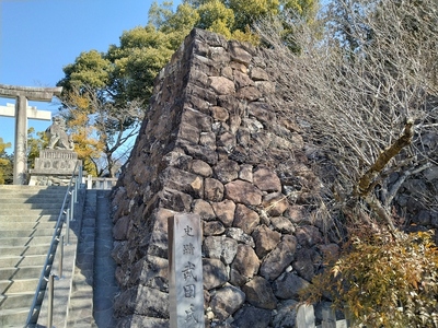 神社入口の石垣