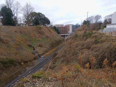 本丸と二の丸を分ける堀切・土塁