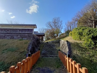 北門と野面積みの石垣