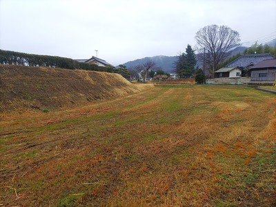 東曲輪跡土塁と空堀（南東側）