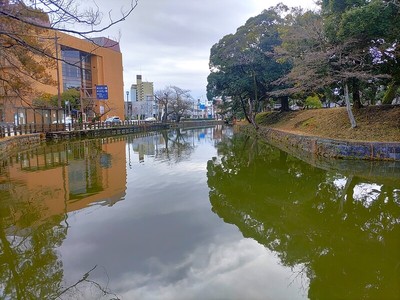 本丸土塁と水堀（北西側）