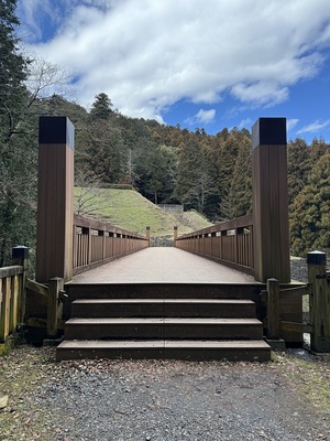 曳橋から御主殿跡への道