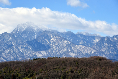 中尾城跡から若神子城と甲斐駒ヶ岳を望む