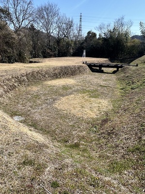 主郭の空堀と土橋