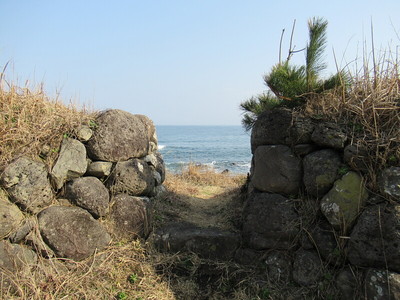 丸岡藩砲台跡（砲眼から覗く日本海）