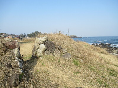 丸岡藩砲台跡（海側から）