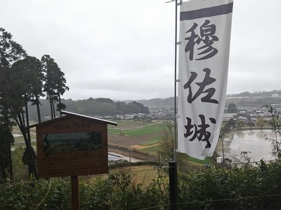 主郭東の郭から下の郭、大淀川を見る。