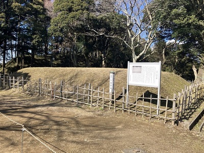 模擬天守の横にある里見城主時の天守台