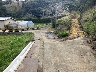 貴船神社側の登城口(右非舗装路)