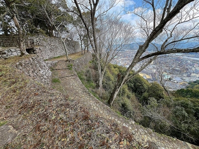 城址南側石垣と眺望