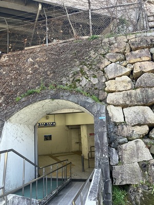 本丸の石垣と三原駅の北口