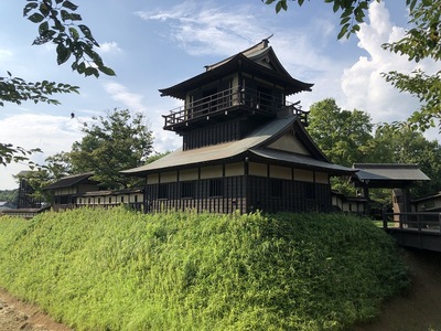 二重櫓と土塁く