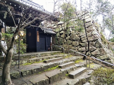 瑞龍寺門と石垣