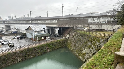 天守台跡とホーム（東側）