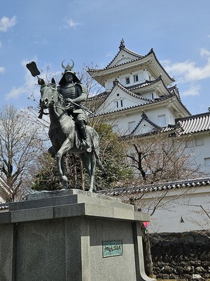 銅像と天守閣