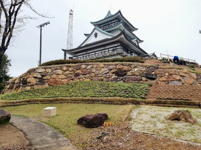 小牧山歴史館と転落石