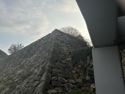 三原駅西側出口から三原城の石垣