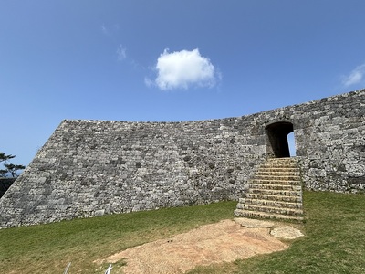 一の郭の石垣と石造アーチ門（復元）
