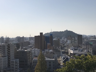 道後公園(湯築城跡)展望台より松山城を望む