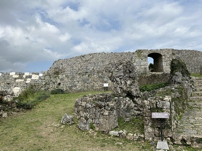 南の郭と一の郭との間の城壁と城門と拝所
