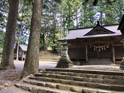 本丸の徳谷神社と土塁