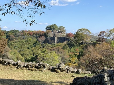 中川覚左衛門屋敷跡から本丸跡を望む