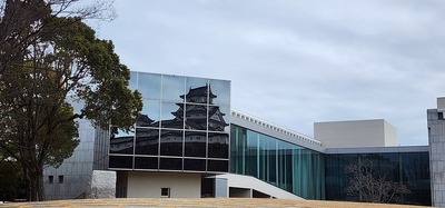 兵庫県立歴史博物館のガラスに映る天守