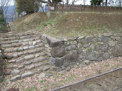 西櫓台の石垣・石段